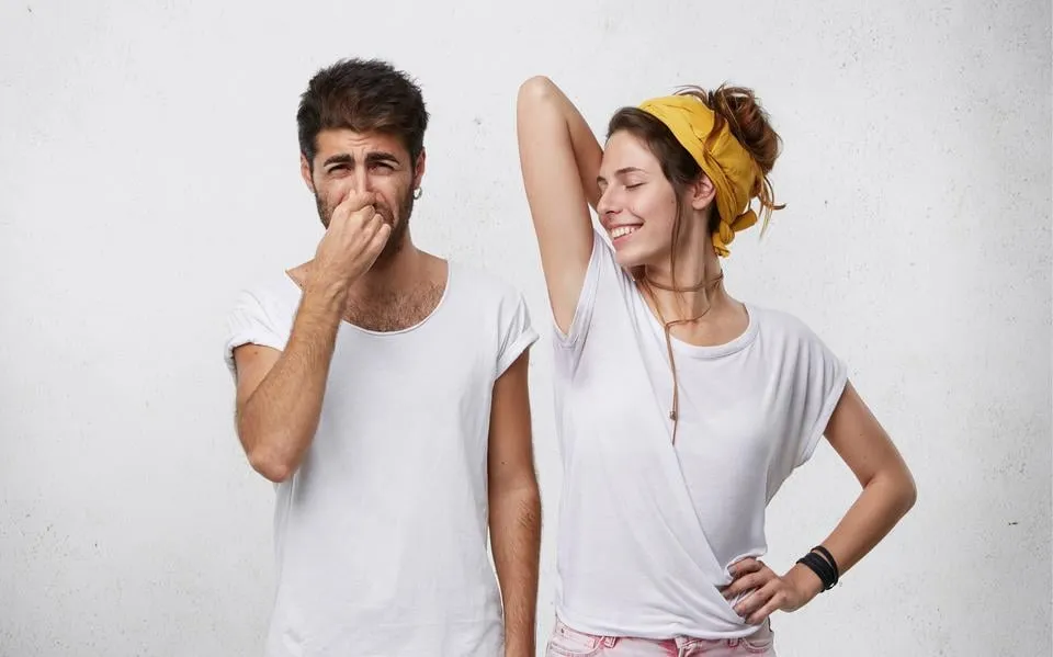 ’Ik doe even een deo-tje op, wil je ook?’ Vijf tips om op een aardige manier te zeggen dat iemand stinkt