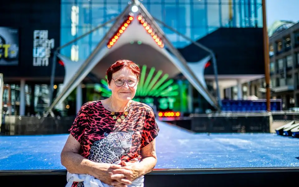 Sjanie (63) staat al sinds 10 uur op het Zaailand voor het Muziekfeest op het Plein in Leeuwarden: ‘Ga niet meer weg’