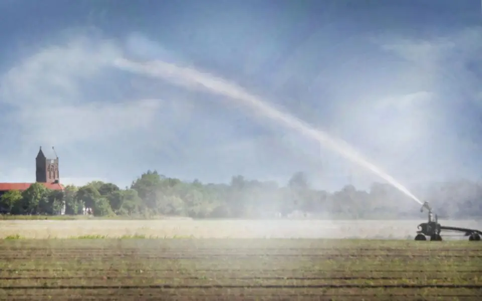 Akkerbouwers smachten naar water: dus maar doorgaan met sproeien