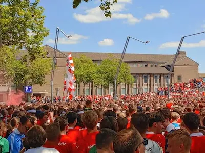 Huldiging PSV: Stadhuisplein vol, al veel vuurwerk de lucht in