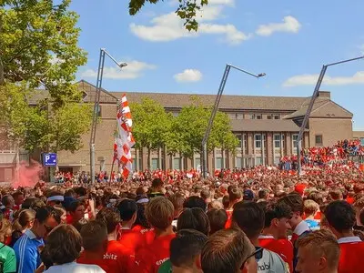Stadhuisplein direct vol voor huldiging PSV, al veel vuurwerk de lucht in