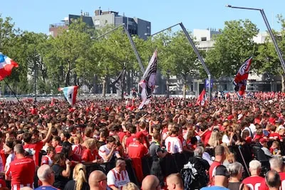 stadhuisplein vol mensen