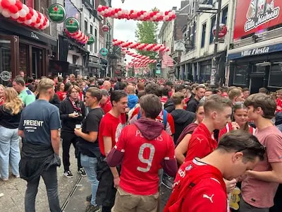 LIVE Kampioenswedstrijd PSV | Stratumseind en Markt vol met supporters: sfeer zit er goed in, bier vloeit rijkelijk