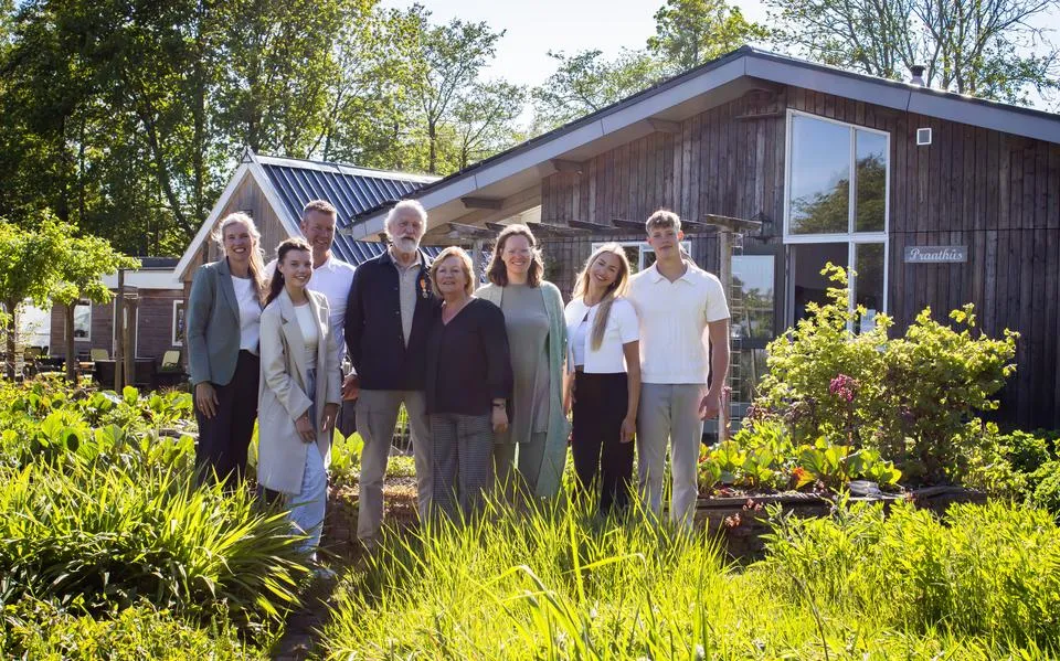Doarpstún Snakkerbuorren, dorpshuis De Weeme, ijsclub IIsnocht en het iepenloftspul maken graag gebruik van timmerende installateur en barman Sytze Jonker (74). ‘Ast wat handich bist, wurdst al gau frege’