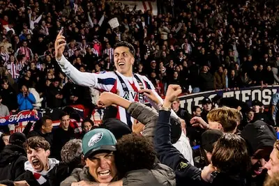 Tilburg ontploft na zinderende penaltythriller: Willem II plaatst zich voor de finale van de play-offs