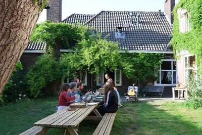 Goedkoop wonen én je eigen buren uitkiezen, het kan in Tilburgse woongroepen: ‘Zelfs over wc-papier is overleg’