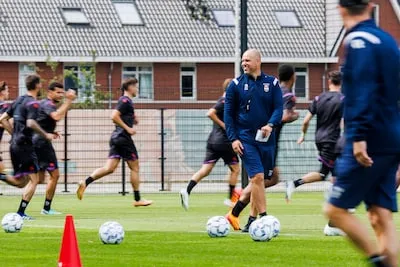 Dit is hoe de nieuwe trainer van chaotisch Willem II het ‘vertrouwen en lef’ wil aanwakkeren bij de spelers