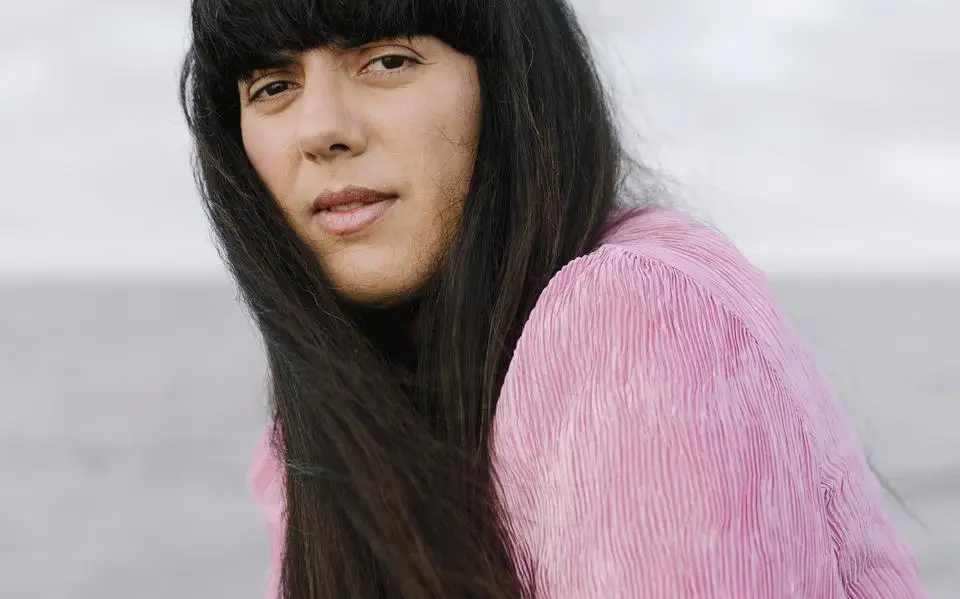 Zeedijk wakkert heimwee aan en inspireert Tina Farifteh uit Sexbierum. Ze filmde er ‘toen ik de zon en de maan tegelijk zag’