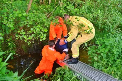 Oudere man valt met rollator in Valkenswaardse sloot, brandweer rukt uit