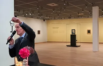 Ton de Brouwer draagt zijn enorme archief én de sleutel van het beroemde Van Goghkerkje over aan Amsterdams museum