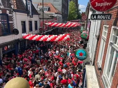 LIVE Kampioenswedstrijd PSV | Aftrap komt dichterbij, spanning stijgt en centrum van Eindhoven is vol