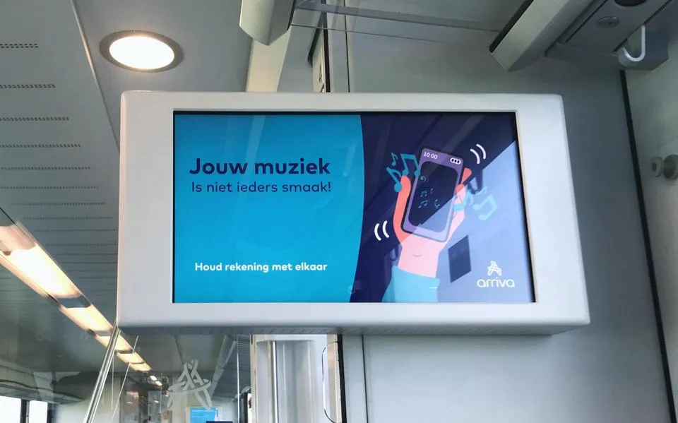 Bellen op de speaker? Drillrap in de trein? Arriva wijst reizigers op geluidsoverlast