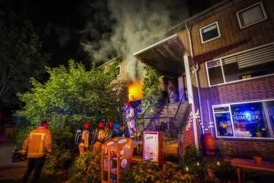Grote brand legt bovenwoning Metiuslaan in as; bewoner probeerde katten nog te redden