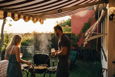 BBQ’en asociaal? ‘Niet zo zeuren, leg er gewoon een lapje vlees bij op de bbq van je buren’