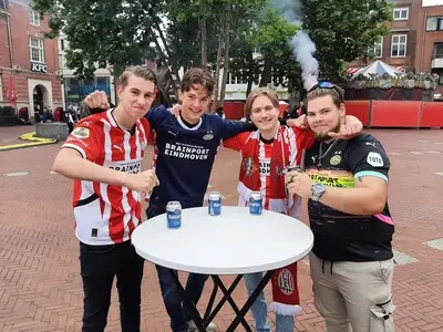 LIVE Kampioenswedstrijd PSV | Eerste supporters gaan de stad in, vriendengroep uit Bakel neemt eigen tafel mee
