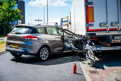 Automobilist ramt geparkeerde vrachtwagen in Alphen: wagen ‘total loss’