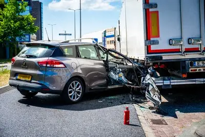 Automobilist ramt vrachtwagen in Alphen: wagen ‘total loss’