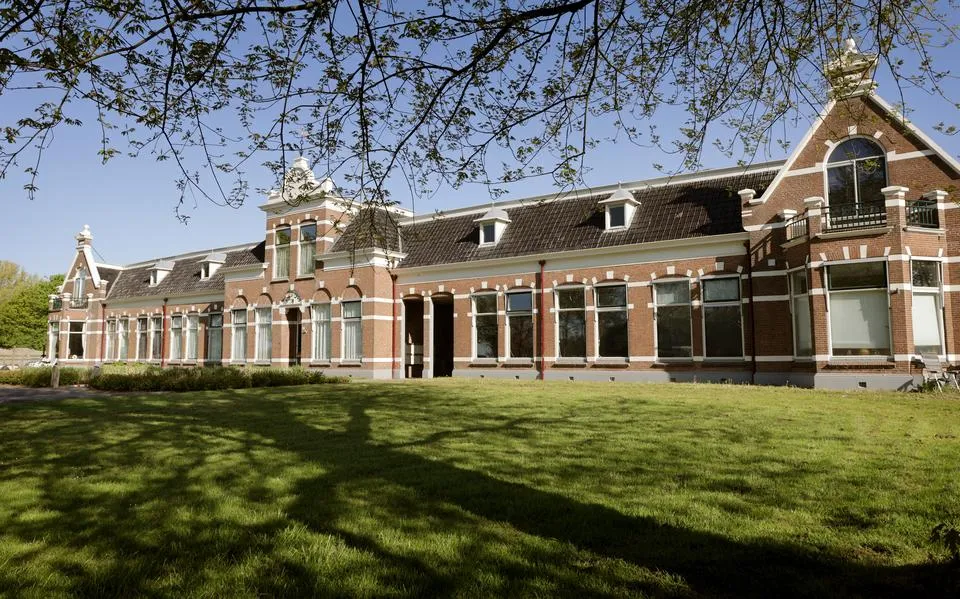 Gaat de sloopkogel in De Vlaswiek? Sint Annaparochie bezorgd over vernieuwplannen woningcorporatie met karakteristiek pand