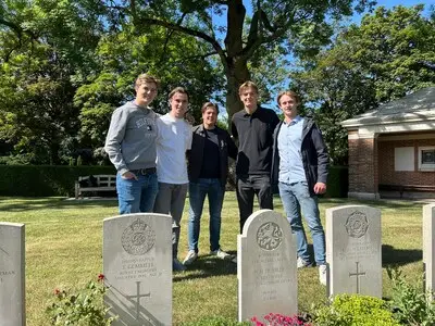Jonge Eindhovenaren adopteren graf gesneuvelde soldaat: ‘Dankzij hem kunnen wij studeren en staan we niet aan het front’