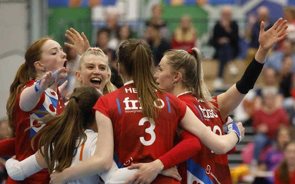 Volleybalsters Friso Sneek pakken in de eigen sporthal derde landstitel op rij