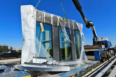 Delen van een bouwtoren vallen van trailer in Veldhoven, wegdek vol glas
