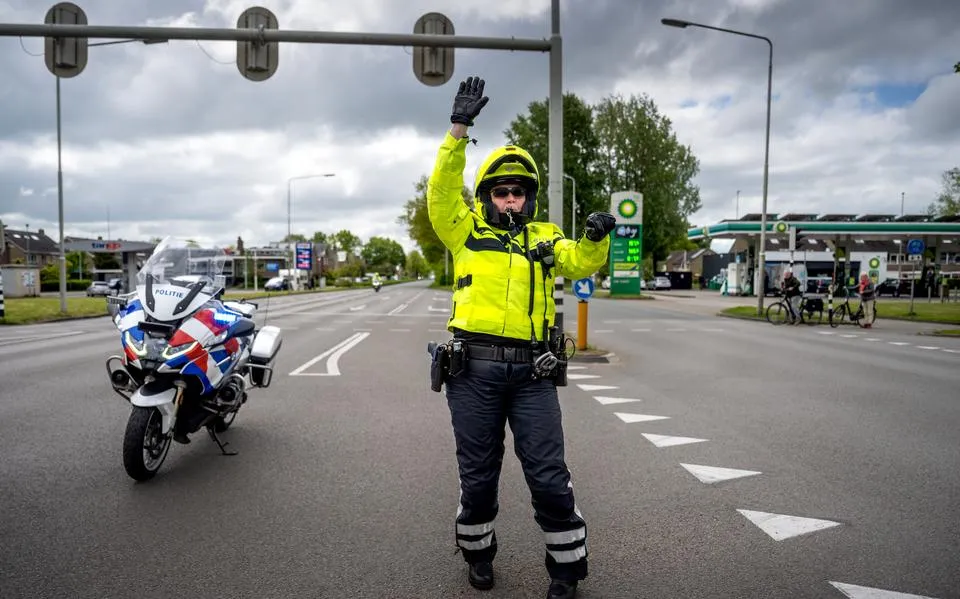 Hoe motoragenten in Drachten alvast de route van de NAVO-top in Den Haag rijden: ‘Echt bekend ben ik er niet’