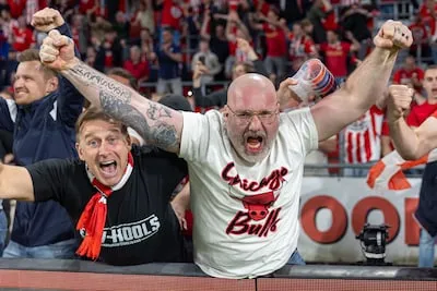Ongekende ontknoping voor PSV! Vuurwerk, tranen en uitzinnige vreugde: zo viert Eindhoven feest