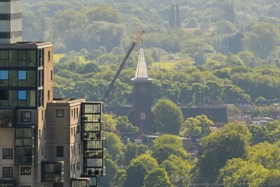 En zo ging de nieuwe torenspits van de Sacramentskerk de lucht in, zie de beelden