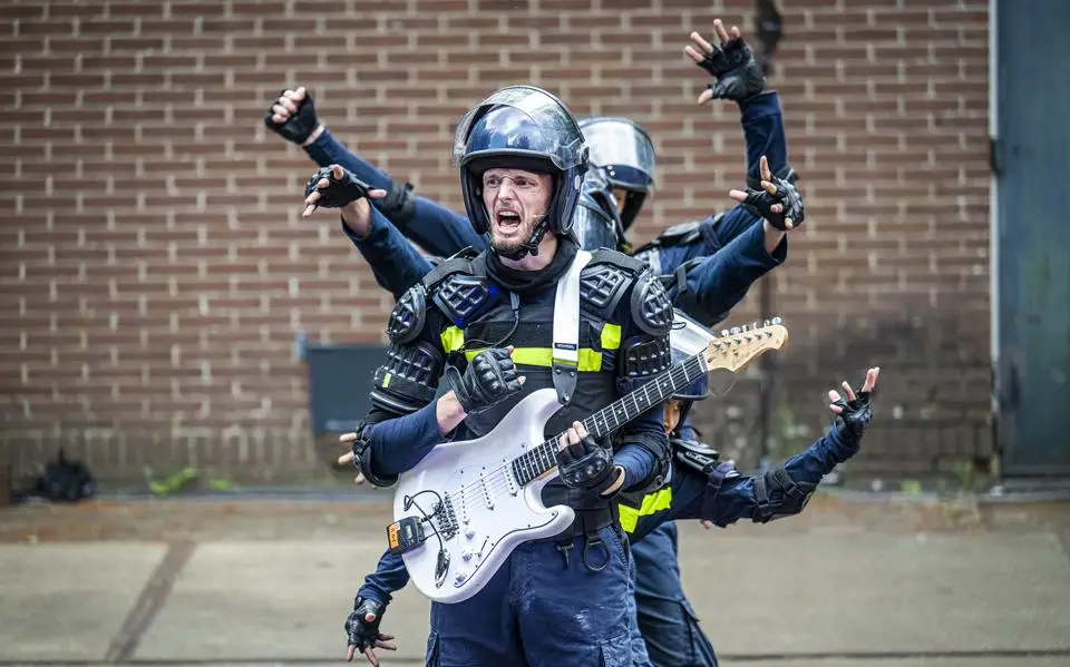 Je beste vriend of je grootste vijand? In ‘CONTRA’ van Wabi Sabi Theater worden agenten van alle kanten belicht