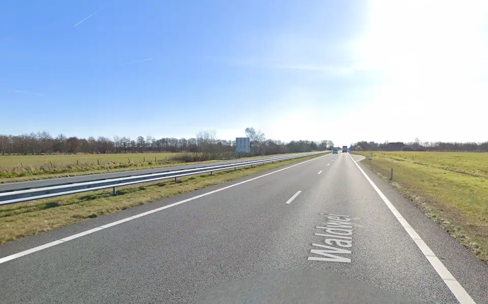Rijkswaterstaat vervangt middenvangrail Wâldwei (N31), ook komende dagen verkeershinder