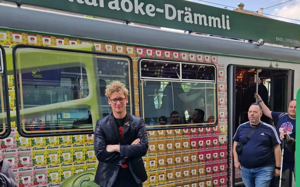 Rudy (34) uit Appelscha vanuit de Eurovisie-karaoketram in Bazel: ‘Lekker druk en gezellig’