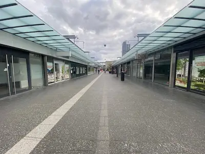Leegstand in winkelcentrum WoensXL aangepakt met tijdelijke initiatie­ven: ‘Een leeg pand daalt in waarde’