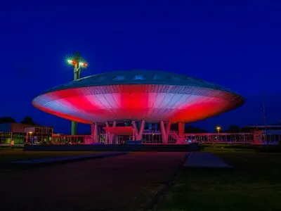 Kippenvel! Evoluon kleurt rood-wit