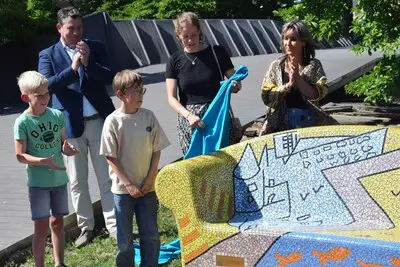 Cindy zorgde voor een buurtbankje in de vernieuwde Interpolistuin: 'Een eerbetoon aan mijn broertje'