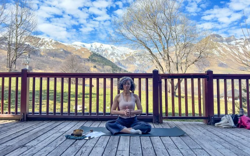 Skiën afwisselen met yoga in de Franse Alpen, is dat zo relaxt als het klinkt? ‘Het is keihard werken maar ook laissez faire’