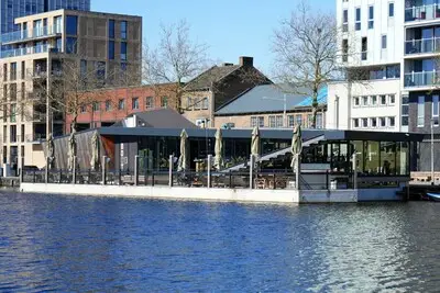 Deze horecazaak komt in de 'kappersboot' aan de Piushaven