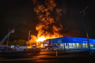 Zeer grote brand bij autobedrijf op Hoorn in Alphen aan den Rijn