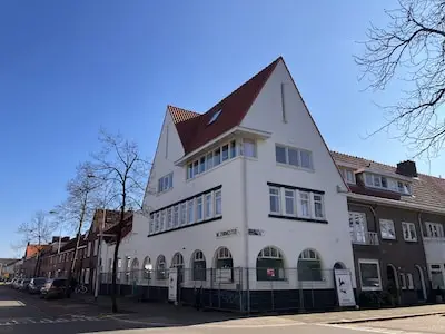 Beschermde vleermuis en monumentenstatus: buurt probeert plannen voor daklozenopvang te blokkeren