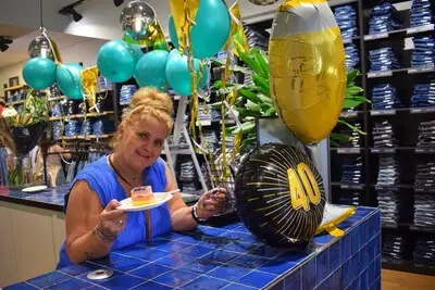 Jolanda werkt 40 jaar bij Jeans Centre in de Heuvelstraat: 'Ik lul met iedereen'