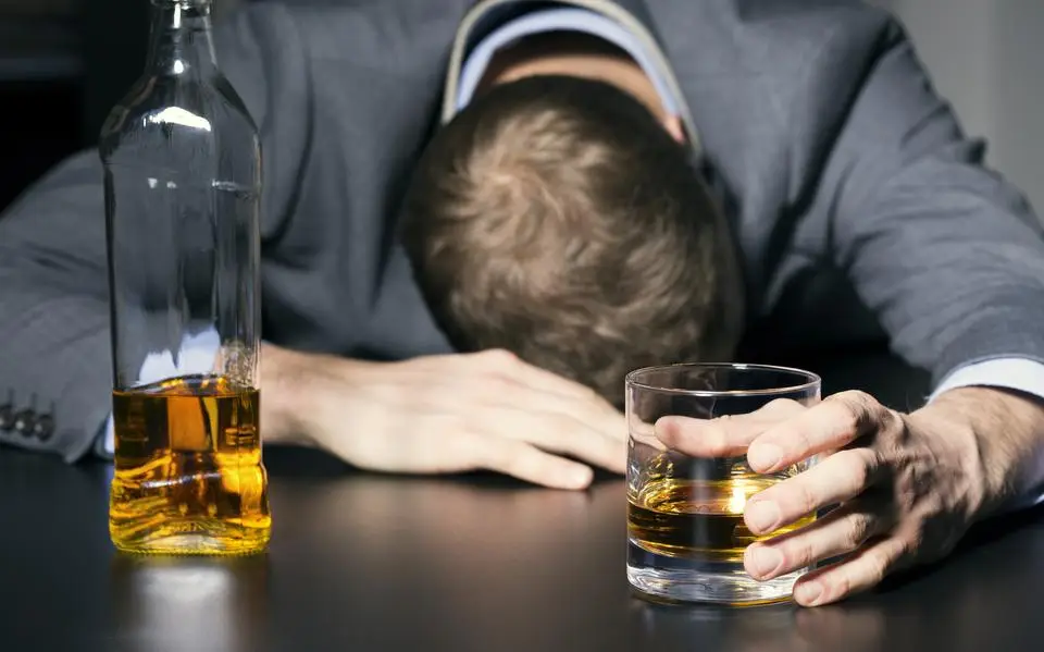 Alcohol vloeit rijkelijk in Friesland, vooral hogeropgeleiden drinken veel