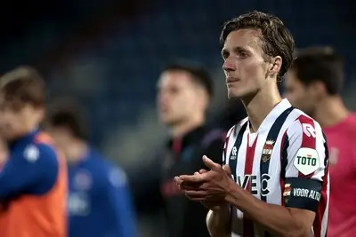 Willem II-aanvoerder zag degradatie vanaf de reservebank met lede ogen aan: ‘Wij verpesten het voor de fans’