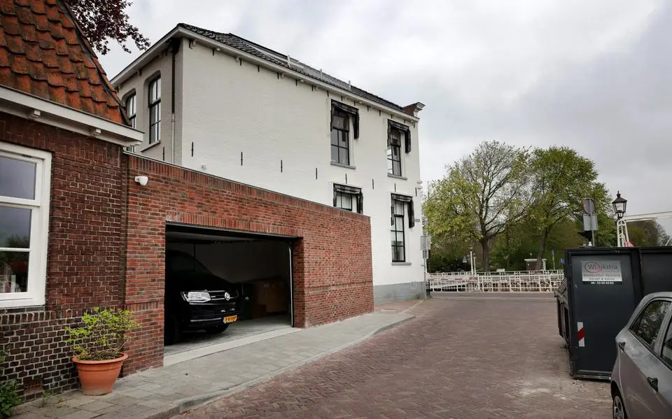 Garage bij voormalig huis Piet Paulusma in Harlingen mocht niet gebouwd worden, maar blijft wel staan