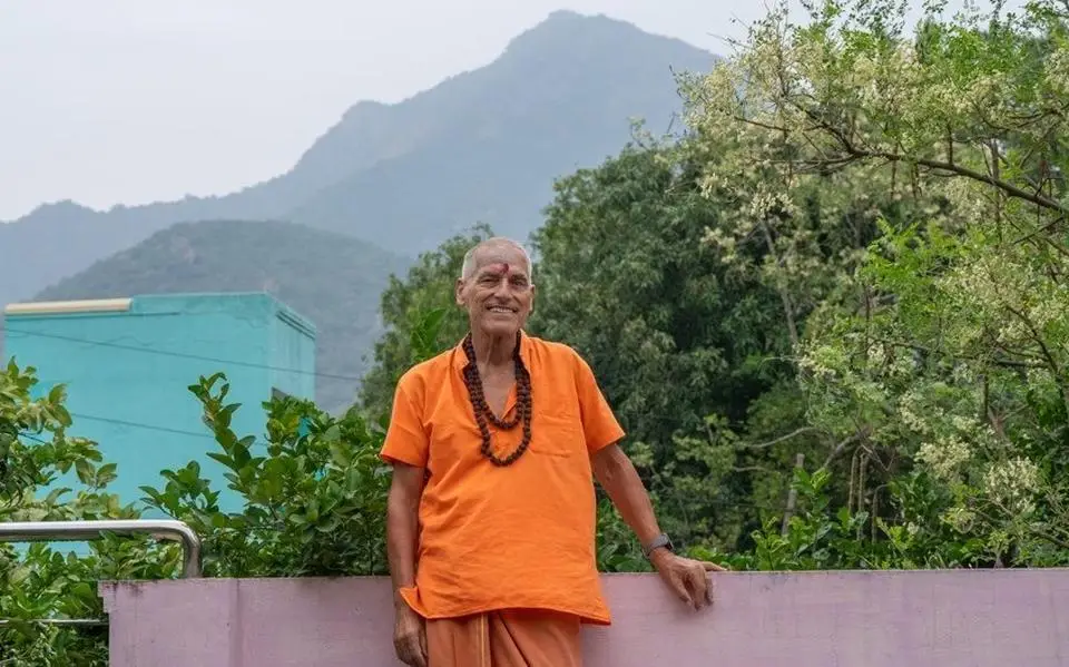 Bedelmonnik Peter (80) uit Heerenveen leeft de helft van het jaar als monnik in India. ‘Wil het liefst het hele jaar gelukkig zijn’