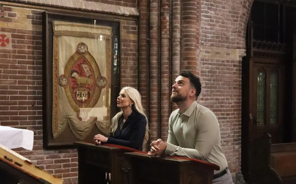 Loes (31) en Joël (32) uit Noardburgum vonden rust in de katholieke kerk: ‘Mensen denken dat het geloof heel streng is, maar zo is het allang niet meer’