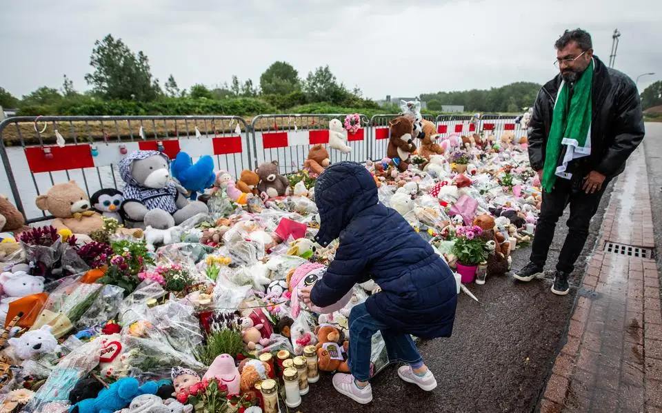 Knuffeldieven uit Leeuwarden en Winschoten bij gedenkplaats vermoorde Jeffrey en Emma voor de rechter. Volg de zaak live