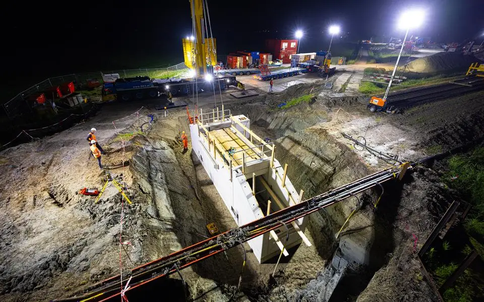 ProRail legt binnen 100 uur zonder problemen tunnel aan onder spoor Leeuwarden-Harlingen: ‘Dat is ook wel eens fijn’