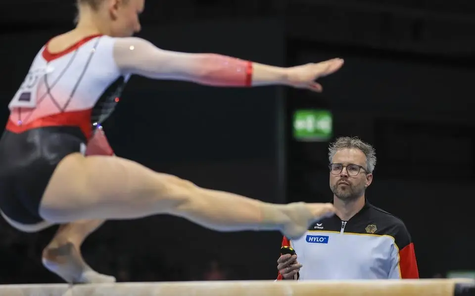 Gerben Wiersma (48) uit Heerenveen leidt Duitse turnsters naar historisch succes. ‘Met al die naamvallen blijft het lastig’