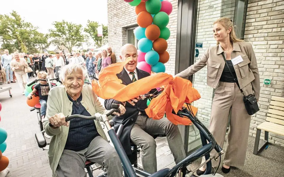 Oudste bewoner Riek (97) opent Ambla op Ameland
