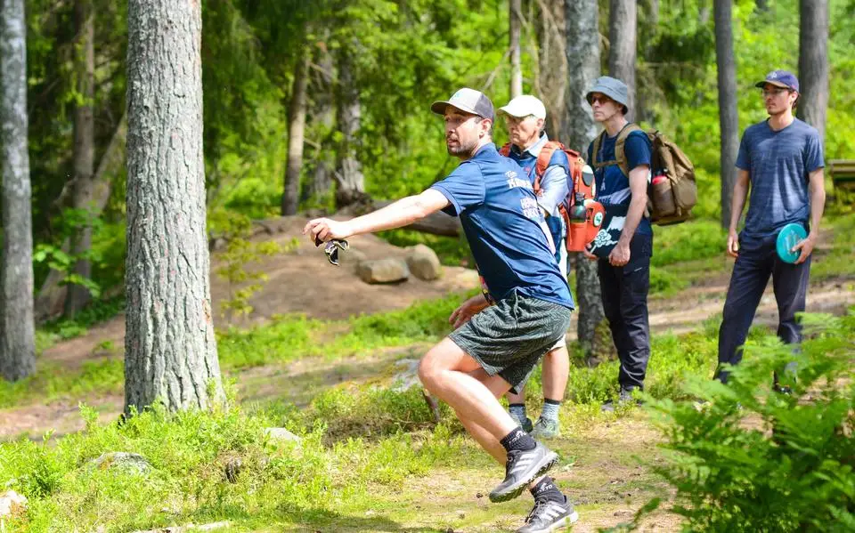 Rienk (32) uit Heerenveen reist met camper droom achterna voor discgolf. ‘Ik kom niet rond, maar het is fantastisch’