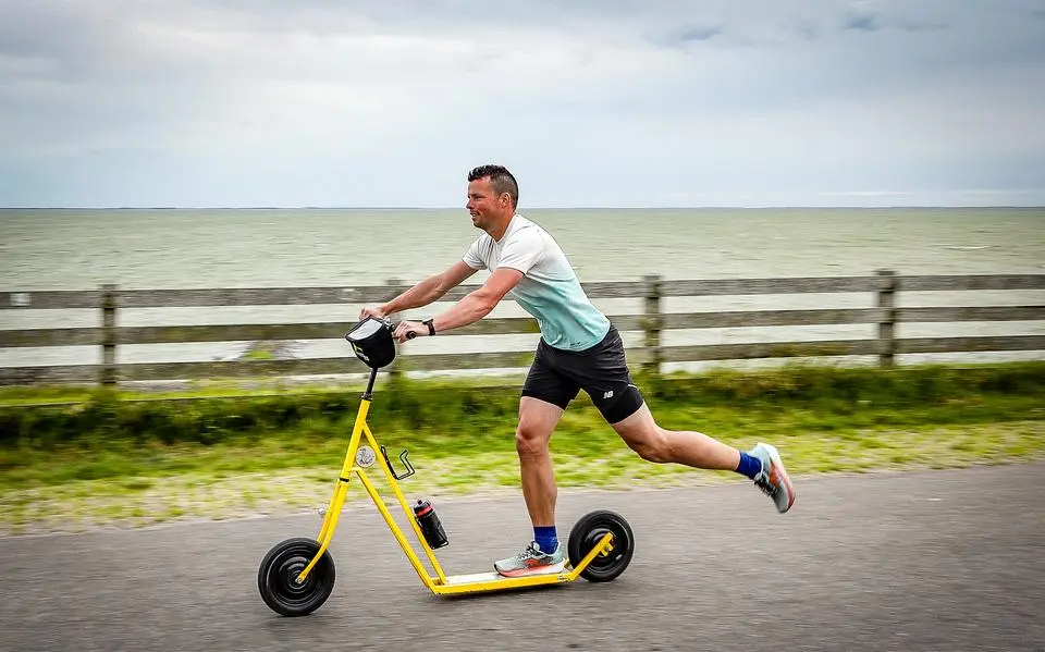 De Elfstedentocht fietsen zwaar? Deze deelnemers rijden hem op een step